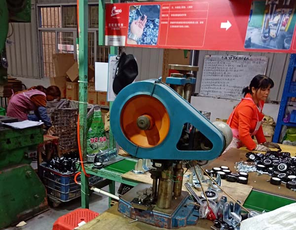 腳輪配件組裝中